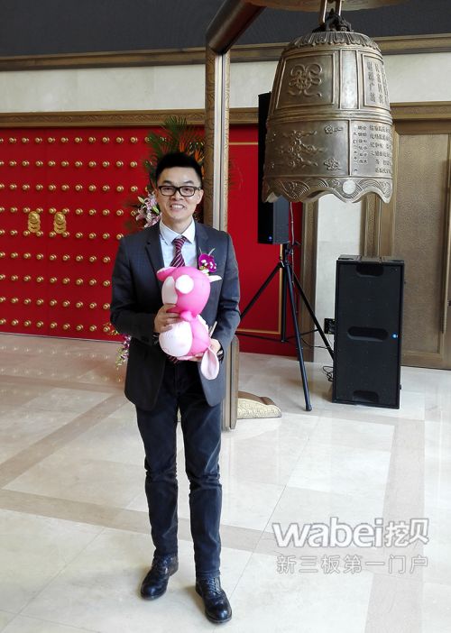 驢媽媽創(chuàng)始人洪清華在敲鐘儀式上