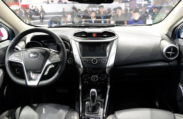 �ȁ���Ԫ����һ�������� ��һ����С��SUV