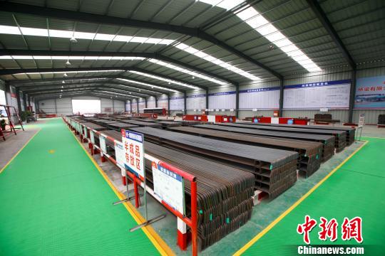 圖為,自動噴淋養護小車在對箱梁進行養護作業。箱梁養護是保證箱梁質量的關鍵環節,中鐵十一局自主研發了箱梁自動噴灑系統,實現了箱梁的全自動、全方位養護。 徐云華 攝