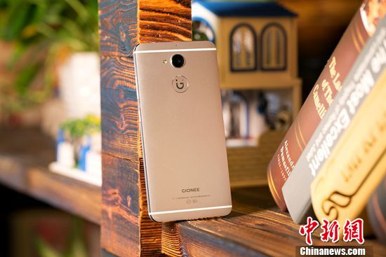 ���¾W6��14��� 6��13��������Sϵ����ƷS6 Pro��ʽ�l����ȫ�µĽ���S6 Pro����4GB RAM+64GB ROM�ȴ���ҕ�l���r�����ǰ��ָ�y���т�߅��ݙ����������΄չ��ܺ��p΢�Ź��ܵȵ��������������M�߿�ͨ�^�����پW���������T���M��ُ�I����ҫ����õ�������y��ɫ���x���ۃr1999Ԫ��