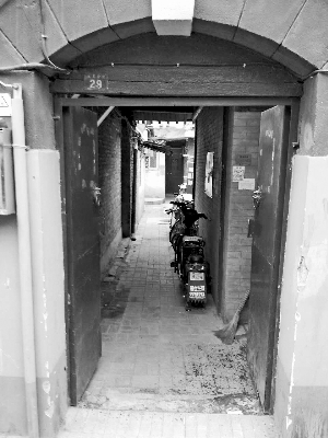 近日某購房網站上出現標價150萬元的學區房引來網友關注,因為這間所謂的“學區房”并非房屋,而是一條供院內其他住戶進進出出的過道。雖然中介聲稱不能居住,只可落戶,但據北京晨報記者調查發現,這種奇葩學區房存在著諸多“不確定性”,市民若想購買應謹慎。