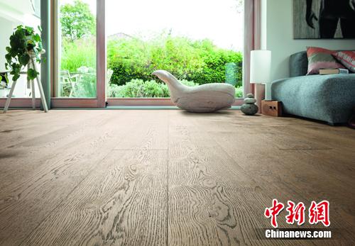 如今,在北京的居然之家等各大家居市場,地板品牌一個挨一個可謂種類繁多。談到當前的地板市場狀況,漢諾中國董事長兼總裁陳鎮鑫對記者表示,目前地板市場的競爭已經到了白熱化的階段,而新的品牌還在以雨后春筍般的速度增加。