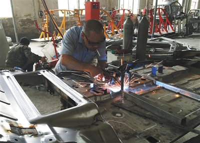 6月3日,山東武城縣,一代步車(chē)廠家,工人正在焊接“老年代步車(chē)”車(chē)殼。有工人介紹,兩三人一天便可生產(chǎn)一輛“代步車(chē)”,想要啥款型都能做。