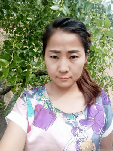 照片中的美女就是趙巧紅,一位土生土長的臨縣本地人,跟多數80后一樣,趙巧紅也有過大城市闖蕩的生活,不過在多年西安的服裝生意過后,她開始決定返鄉成家,婚后生活很快就趨于平淡,而不甘于過平淡生活的她萌生了在家創業的想法。正巧,2015年底家中收獲的幾萬斤紅棗遭遇了滯銷,面對此種窘境,趙巧紅想到了利用互聯網的方式來解決自己家中找不到銷路的紅棗。