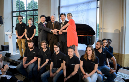 華為副董事長、輪值CEO胡厚崑與法國議會關系部長Jean Marie Le Guen、中國駐法國大使翟雋、Web@cadémie經理Sophie Viger以及參加Web@cadémie項目的優秀學員合影