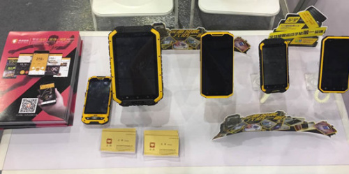 云狐時代專注于輕量化、綜合化、高防護化的特種智能終端設備以及軟件產品的研發生產。其硬件產品擁有防水,防塵,防震,防壓,防刮,防腐蝕,耐低溫的“六防一耐”標準,并且擁有MIL-STD-810G等級抗沖擊認證和IP68防水防塵等級認證。極佳的防護功能令其擁有海陸空全天候環境的適應能力成為特種行業戶外作業時不可缺少的一部分。