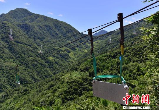 圖為重慶巫溪雞心嶺的±800千伏千伏酒泉-湖南特高壓工程渝1標段施工現場,國家電網重慶送變電公司作業人員正在用無人機牽引第一級引繩,進行放線施工作業。 國網重慶電力公司供圖 攝