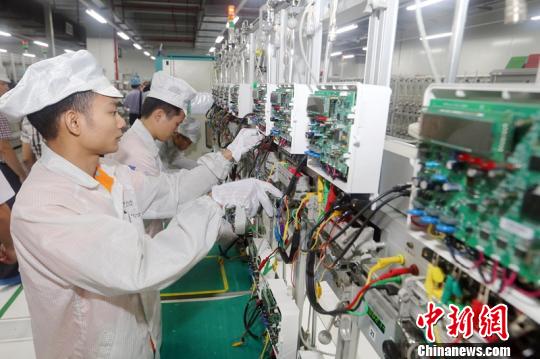 圖為:成都長城開發(fā)科技有限公司生產(chǎn)車間。 王偉 攝