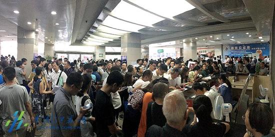 �Ї����K�W(w��ng)9��27�Ո�(b��o)�����������Ͼ���ُ�(sh��)ʩ�ĵڶ��죬ӛ�߁����A�S·���خa(ch��n)���׵�ӛ���ģ��װ��v늄�(d��ng)܇ͣ�����Tǰ�����l�A�S·ˮй��ͨ�������ă�(n��i)��Ȼ���^����(d��ng)�����a(ch��n)���׮����𱬡�